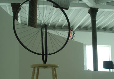 montajeduchamp367x2561 Rueda de bicicleta, una de las obras destacadas de la muestra.