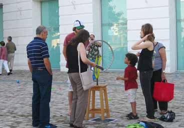 estol3 Todos quieren hacer girar la rueda.