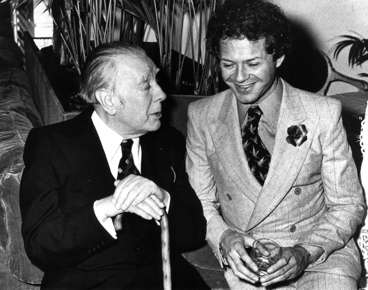  F. M. Ricci y J.L. Borges en una fiesta en Roma, ca.1970.