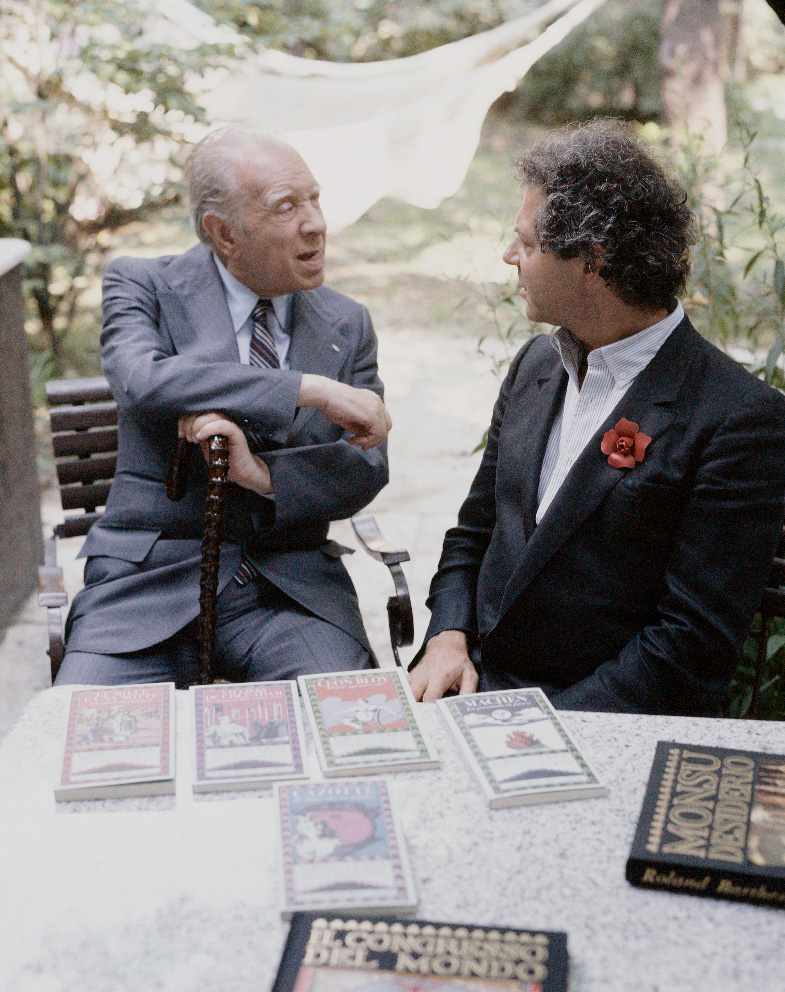 F.M.R. y Jorge Luis Borges en el jardÃ­n de Ricci en MilÃ¡n. En primer plano se puede ver el libro 