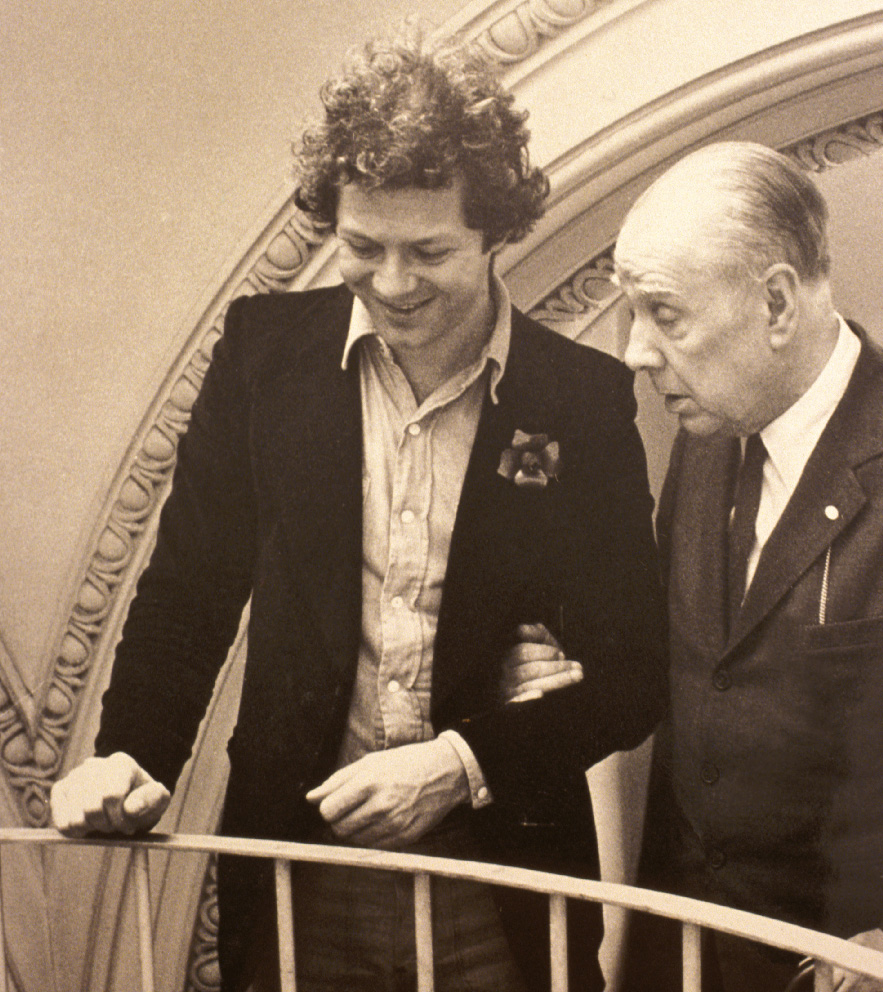 Franco Maria Ricci y Jorge Luis Borges en la Biblioteca Nacional en Buenos Aires donde se conocieron por primera vez en persona, 1973/1974.