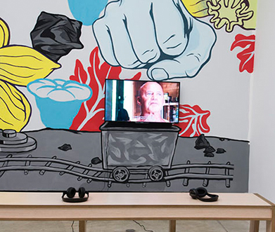 Sala 3 - So Many Ways To Hurt You (The Life and Times of Adrian Street), 2010 (video y pintura mural de Pablo Harymbat)