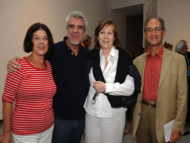 Santiago Bengolea y Laura Buccellato (centro), Isaac Lisenberg y Sra.