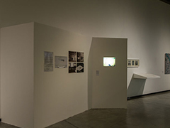 Sala 2. Obras de Marta Minujn, Leandro Katz y Graciela Hasper