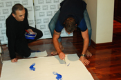 PROA TV. Los pies de Mart&iacute;n Palermo en un obra de arte colectiva y solidaria en arteBA