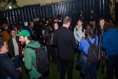 P�blico en el jard�n de PROA21