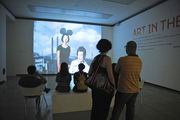 Sala 1. El público mirando los videos de Elodie Pong