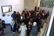 Público entrando a la exhibición