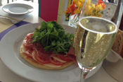 Friendship Day in Café Proa: Pizza+Champagne