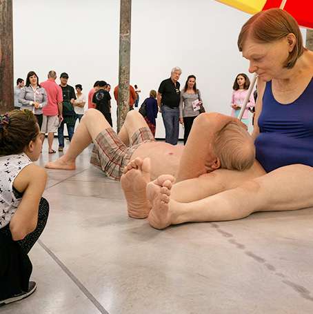 Ron Mueck: an attraction that spreads